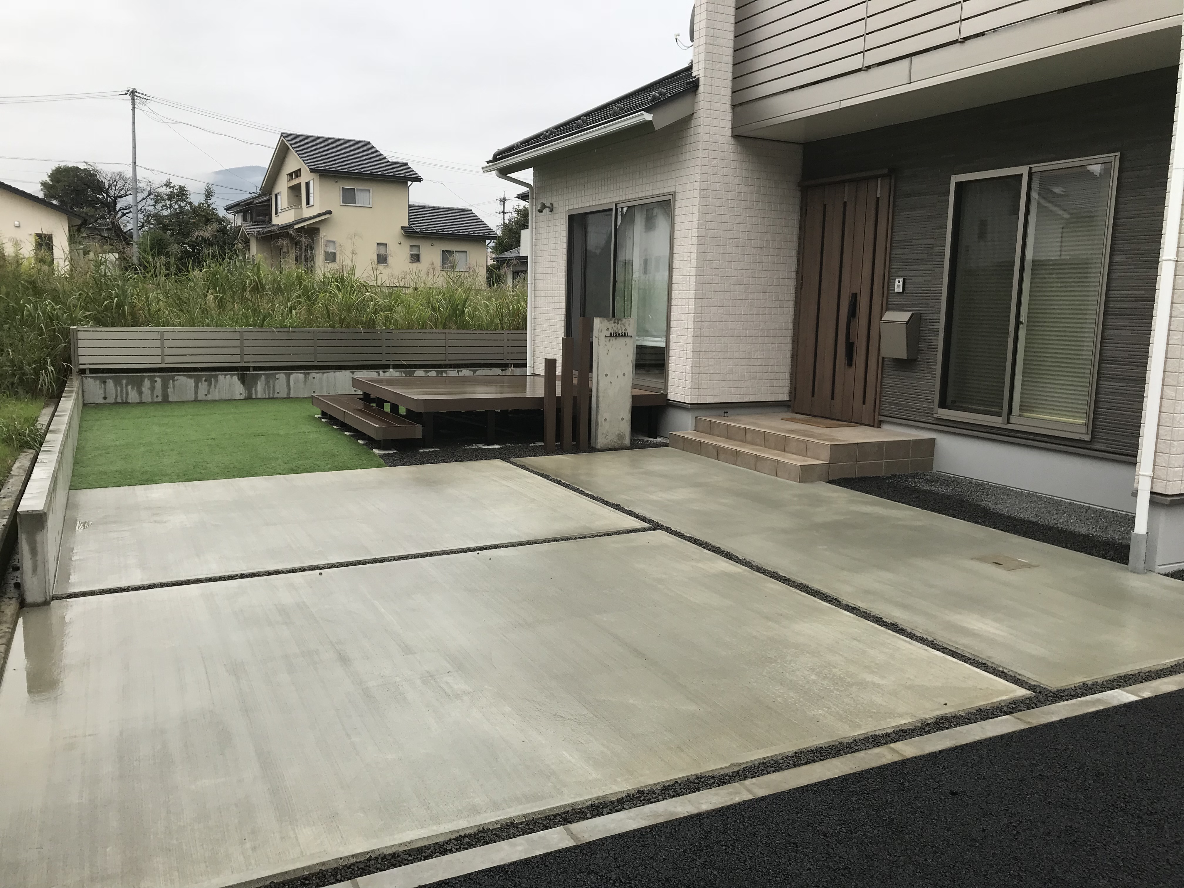 上田市でシンプルモダンなお庭とアスファルトによる広い駐車スペースのあるエクステリア 長野県のエクステリアショップ ぐらでぃな